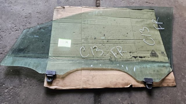 Скло передніх дверей, правих 824213U000A HYUNDAI