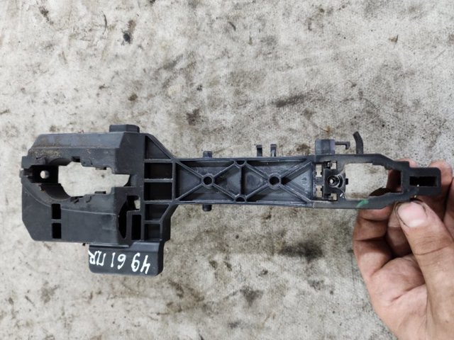 Тримач зовнішньої ручки дверей, передньої правої 82665D7000 HYUNDAI