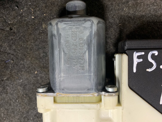 Мотор склопідйомника дверей задніх, правих 827306548R RENAULT