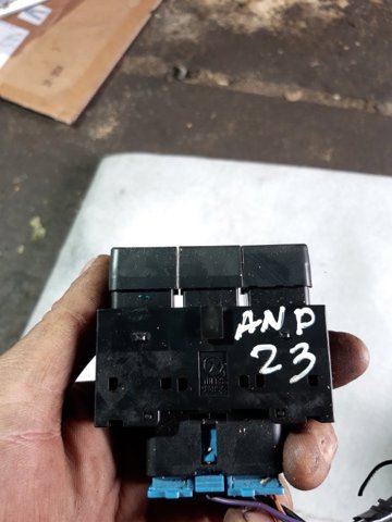 Блок кнопкових перемикачів кермового колеса 83002AG060 SUBARU