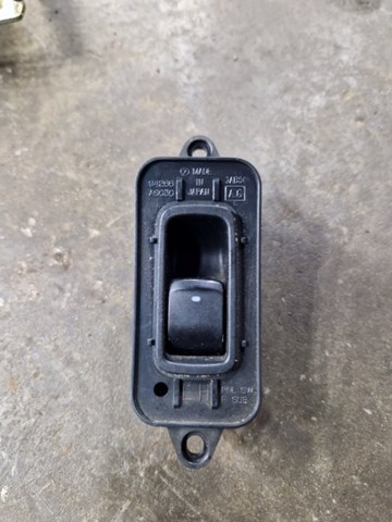 Кнопка підйомника заднього скла 83071AG040 SUBARU