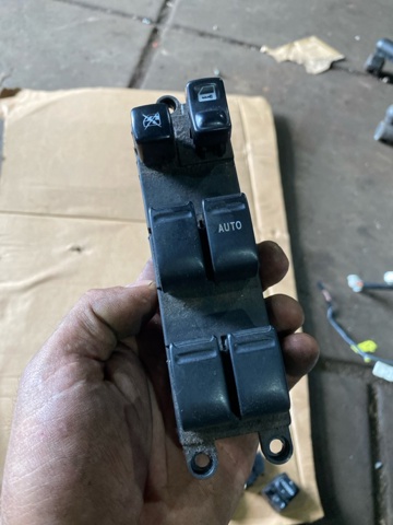Кнопки переднього правого склопід'ємника 83071SA100 SUBARU