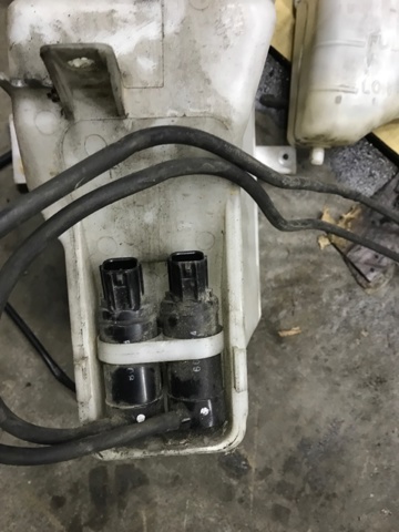 Електропомпа омивача переднього скла 86611AG01A SUBARU