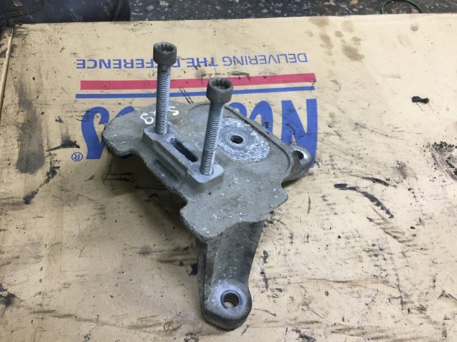 Кріплення подушки коробки передач 8K0399115R VAG