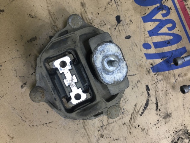 Підвіска КПП 8K0399151DN VAG