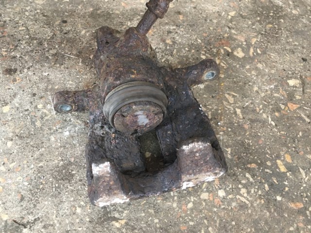Супорт гальмівний задній правий 8K0615404B VAG