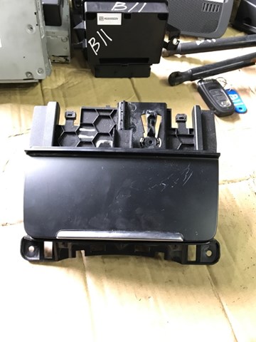 Попільничка центральної консолі 8K0857951C VAG