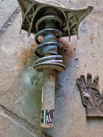 Амортизатор передній 8R0413031F VAG