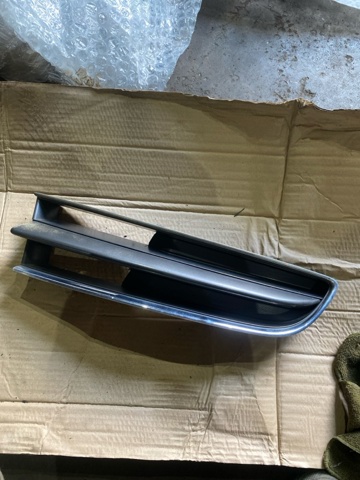 Решітка радіатора ліва 91121XA22A SUBARU