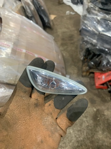 Повторювач повороту на крилі, правий 923043S000 HYUNDAI