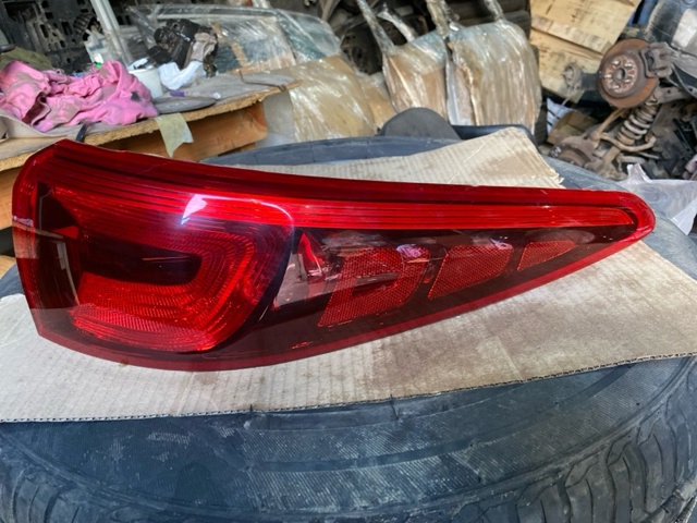 Задній правий зовнішній ліхтар 92402F1000 HYUNDAI