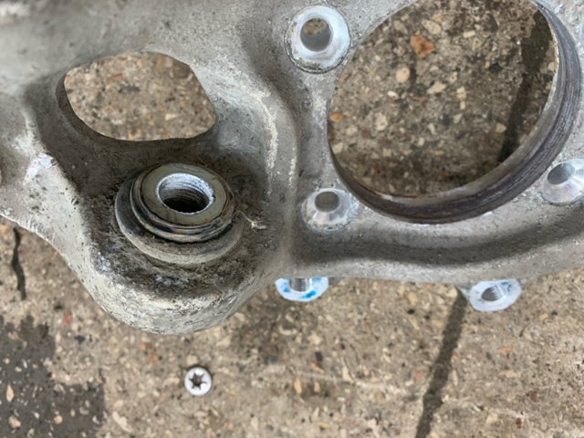 Цапфа поворотна права A2123500241 MERCEDES