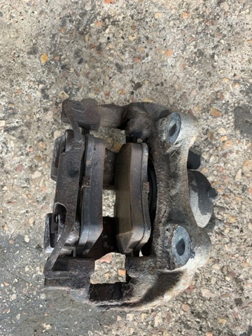 Скоба супорту заднього A2124230194 MERCEDES