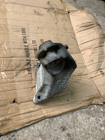 Кронштейн подушки (опори) двигуна, лівої A6422235404 MERCEDES