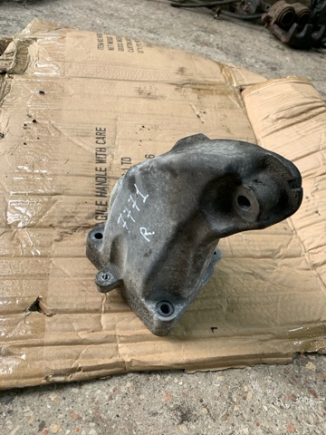 Кронштейн подушки (опори) двигуна, правої A6422236404 MERCEDES
