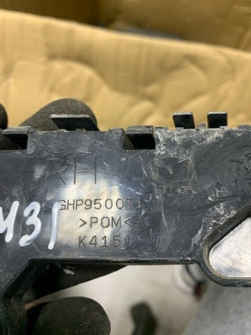 Кронштейн бампера заднього, зовнішній правий GHP9500T1B MAZDA