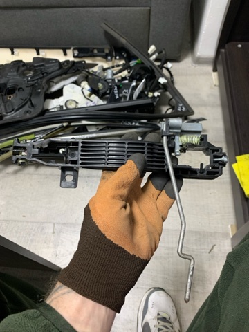 Тримач зовнішньої ручки дверей, передньої правої GHP95842XD MAZDA
