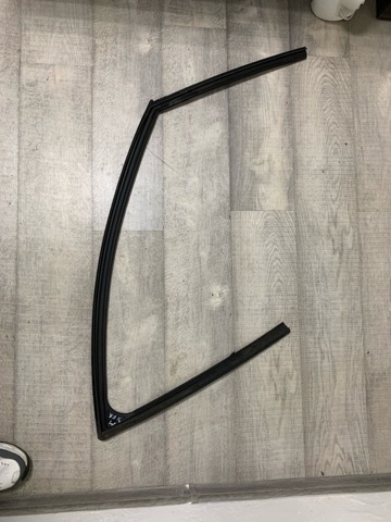 Направляюча скла рамки двері, переднього права GHP958605J MAZDA