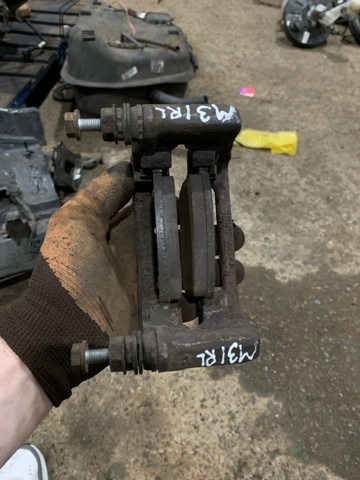 Скоба супорту заднього GMY02629X MAZDA