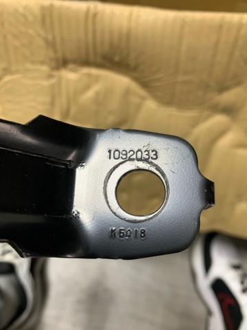 Регулятор висоти ременя безпеки передній лівий KD4557960B75 MAZDA