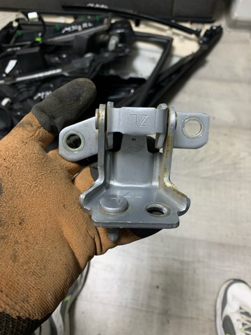 Петля задніх дверей, лівих KD5373210A MAZDA