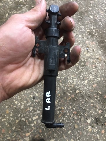 Сопло омивача фари передньої, лівої LR048273 LAND ROVER