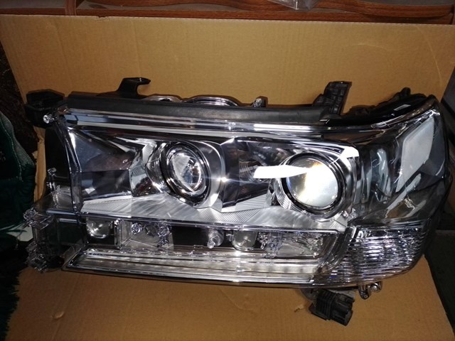Блок фара ліва 8110660K12 TOYOTA