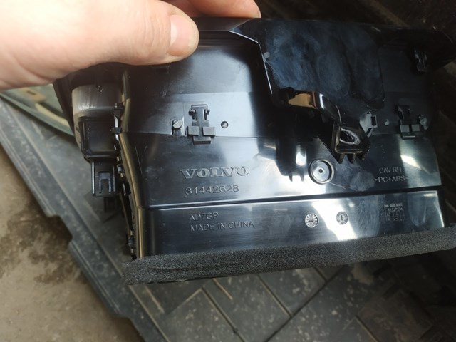 Решітка повітропровода права 31442628 VOLVO