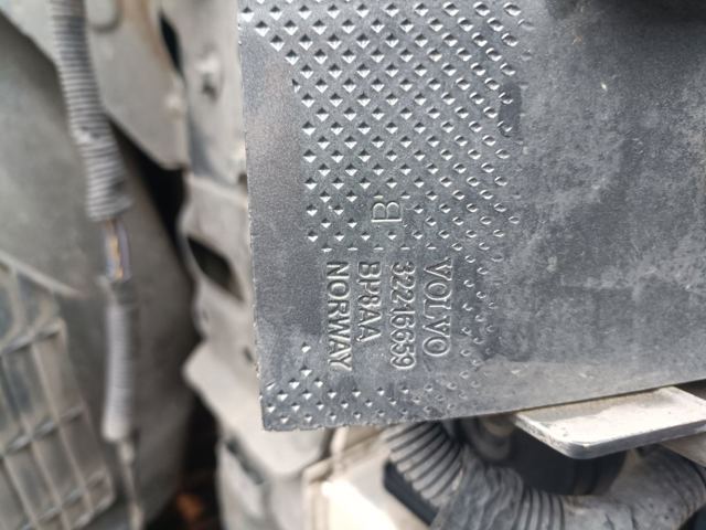 Швелер переднього бампера 32216659 VOLVO