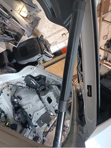 Амортизатор двері задньої 32296296 VOLVO