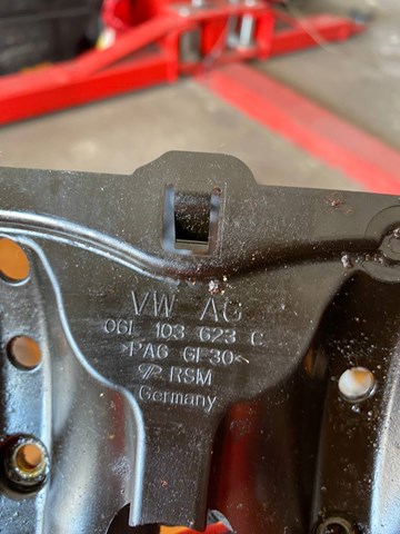 Масловідбивач піддону двигуна 06L103623C VAG