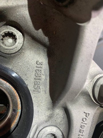 Кулак поворотний лівий 31681851 VOLVO