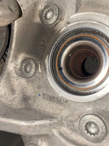 Кулак поворотний правий 31681852 VOLVO