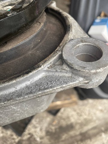 Подушка (опора) двигуна, ліва/права 31686296 VOLVO