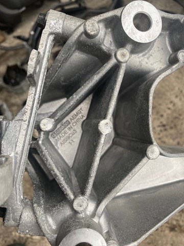 Подушка (опора) двигуна, права нижня 31686308 VOLVO