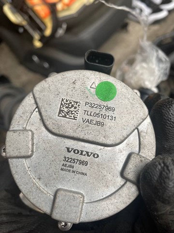 Насос (помпа) охолодження батареї 32257969 VOLVO