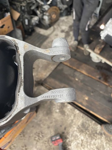 Подушка двигуна передня 32298574 VOLVO
