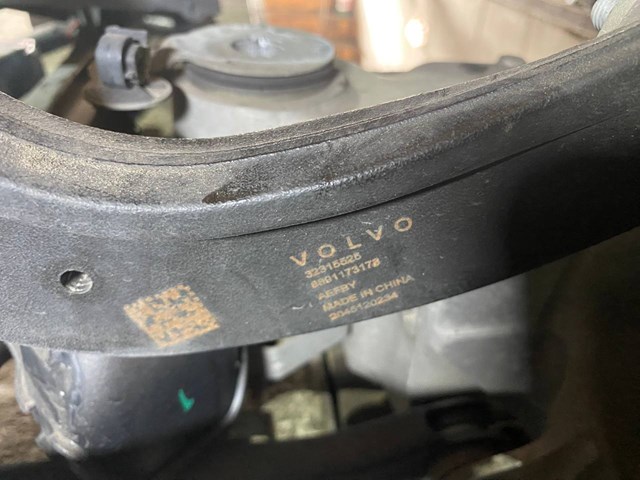Важіль задньої підвіски верхній, лівий/правий 32315525 VOLVO