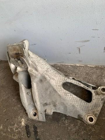 Кронштейн подушки (опори) двигуна, правої 6797921 BMW