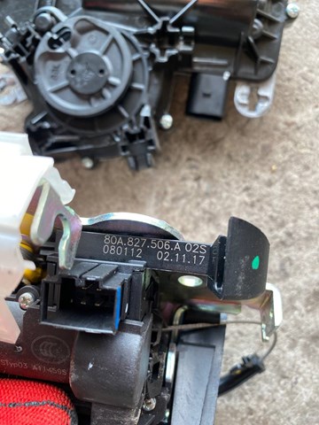 Замок і ручка дверей задка 80A827506A VAG