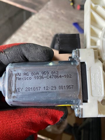 Привід ліфта задній 80A959812 VAG