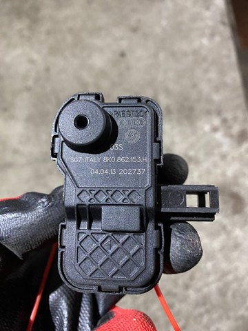Замок відкривання лючка бензобаку 8K0862153H VAG