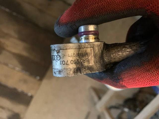 Шланг кондиціонера, від компресора до радіатора 8R0260701J VAG