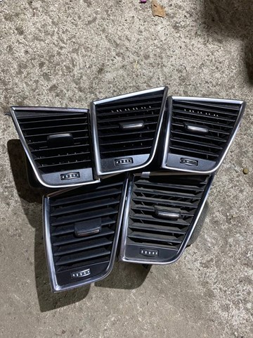 Решітка повітропровода ліва 8R1820901L VAG