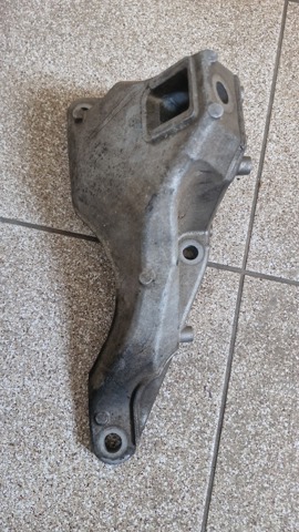 Кронштейн подушки (опори) двигуна, правої 22116781258 BMW