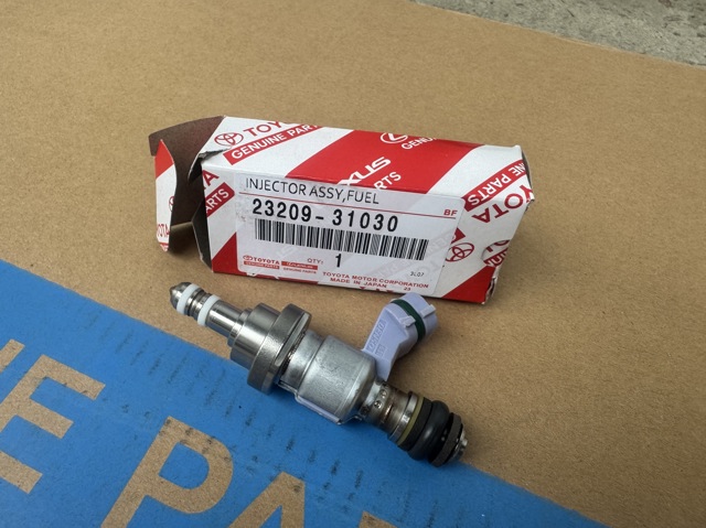 Форсунка дизельна в зборі, розпилювач + тримач 2320931030 TOYOTA