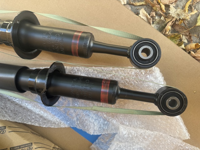 Амортизатор передній 4851069485 TOYOTA