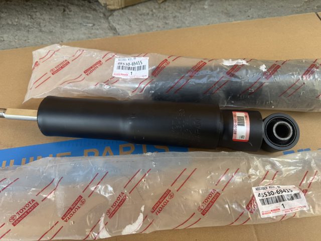 Амортизатори задні 4853069415 TOYOTA