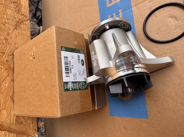 Помпа водяна, (насос) охолодження LR013164 LAND ROVER