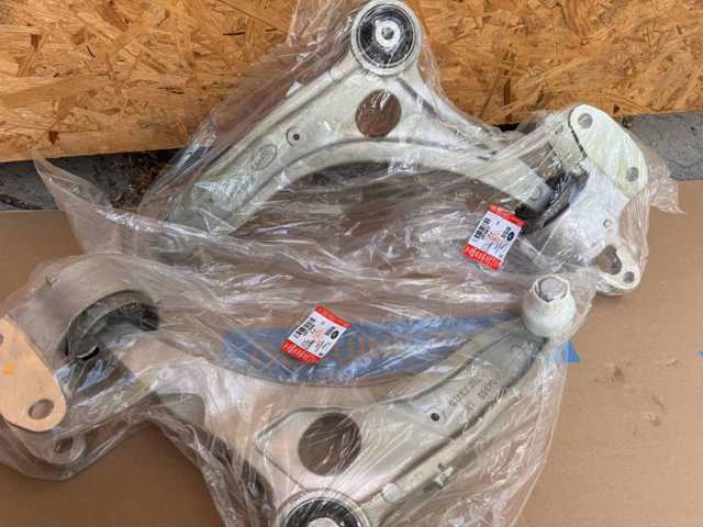 Поперечний важіль LR166007 LAND ROVER
